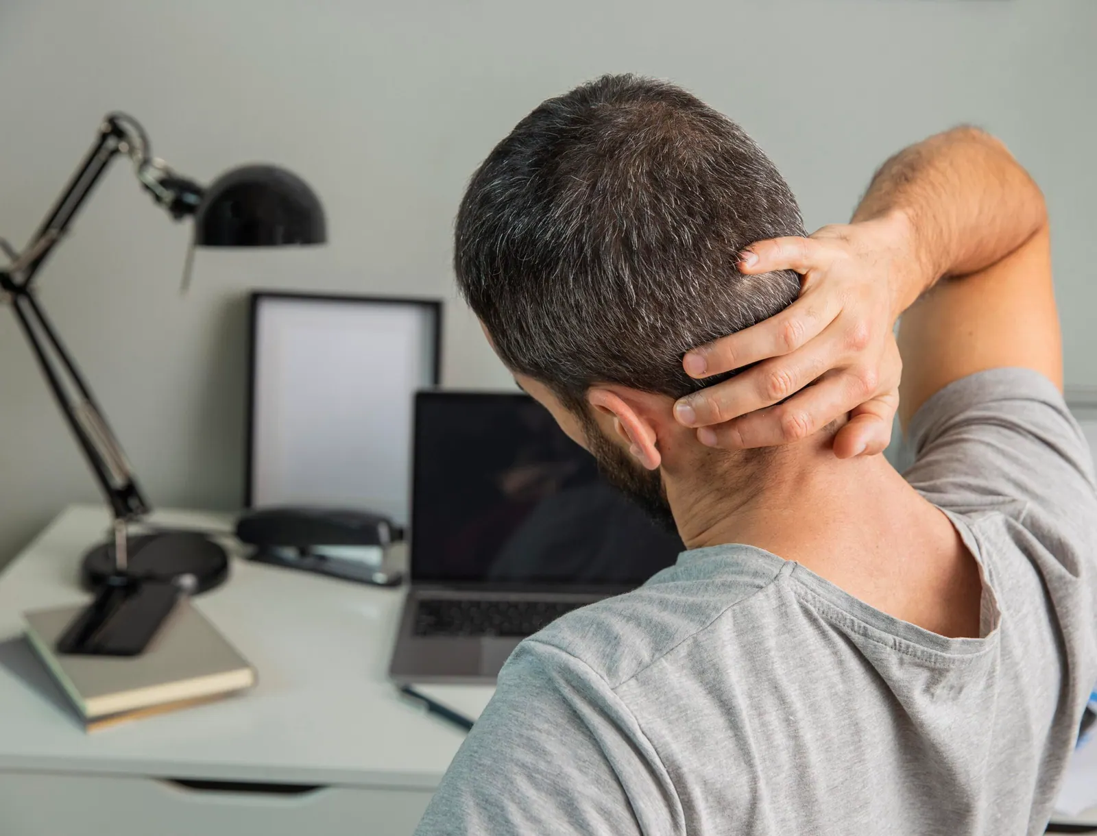 Chiropractic Care vs. Medication: Choosing the Right Neck Pain Treatment