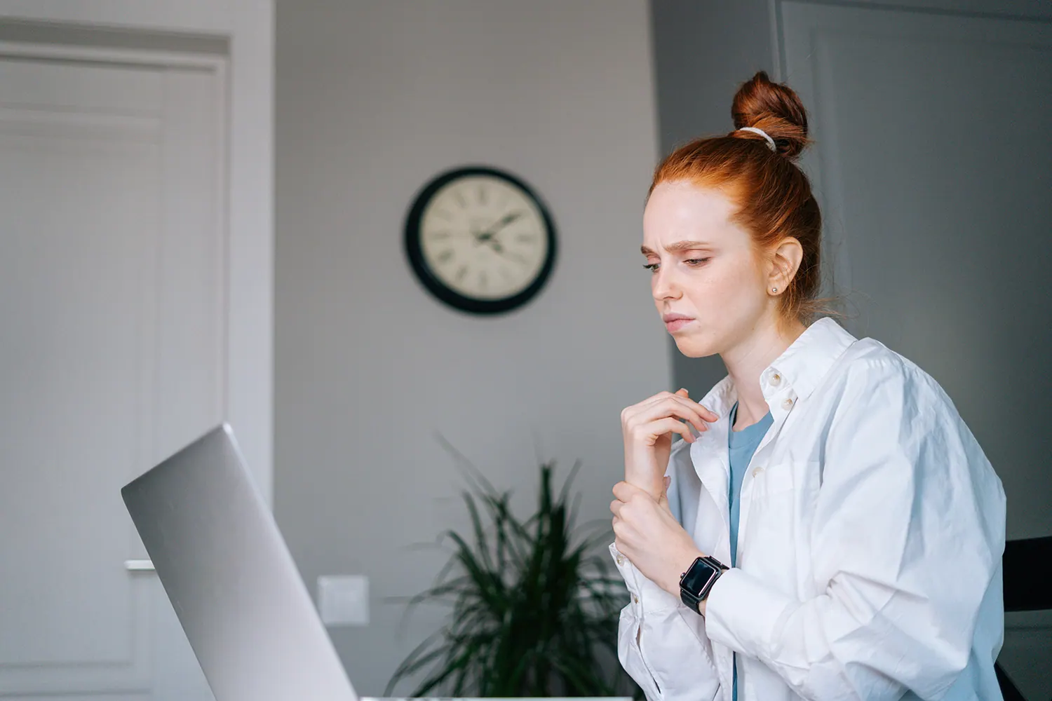 a woman having a carpel tunnel pain after her work