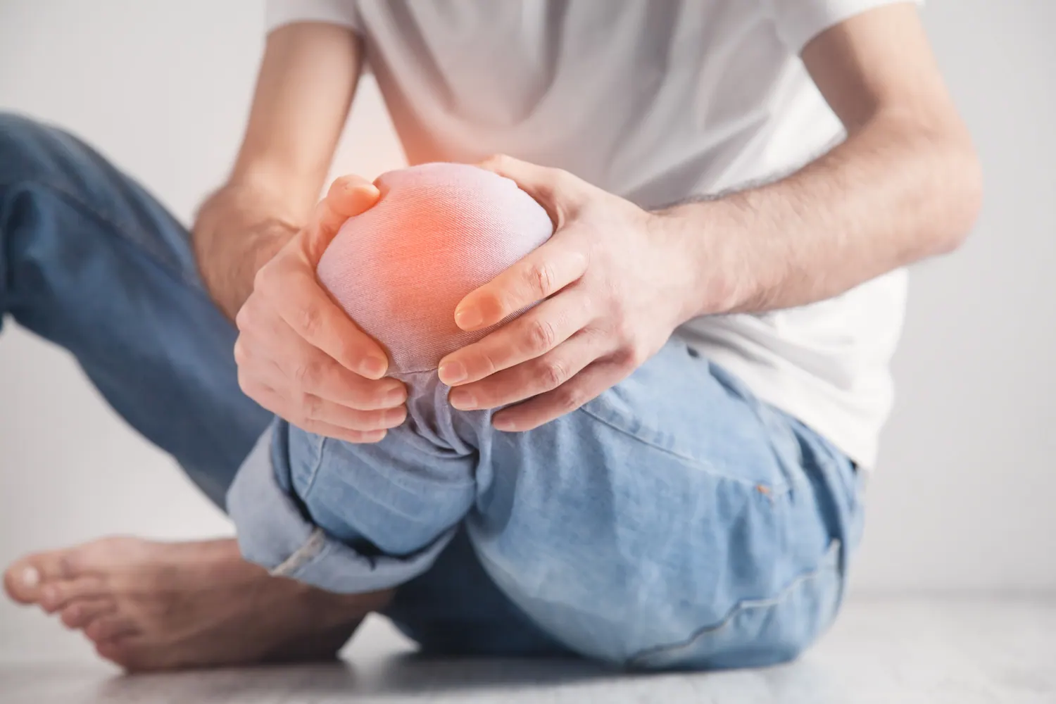 a man hold his arthritis on a knee