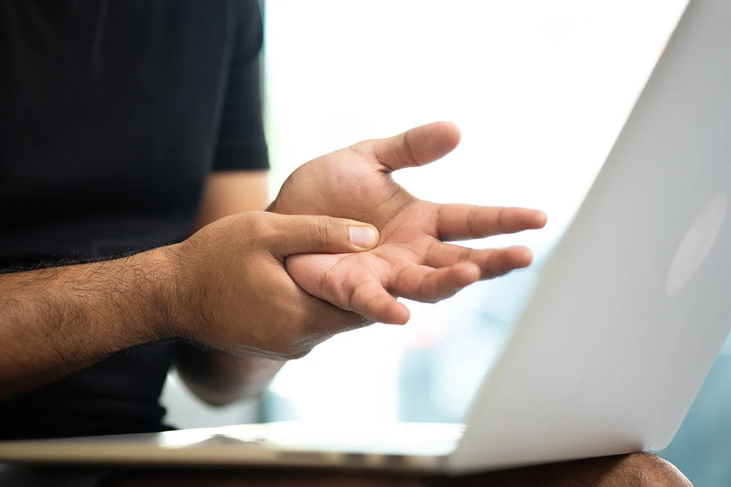 a man touch his carpal tunnel pain