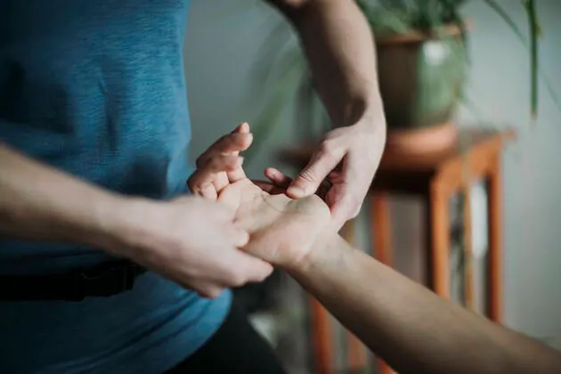 a chiropractor give his arm massage