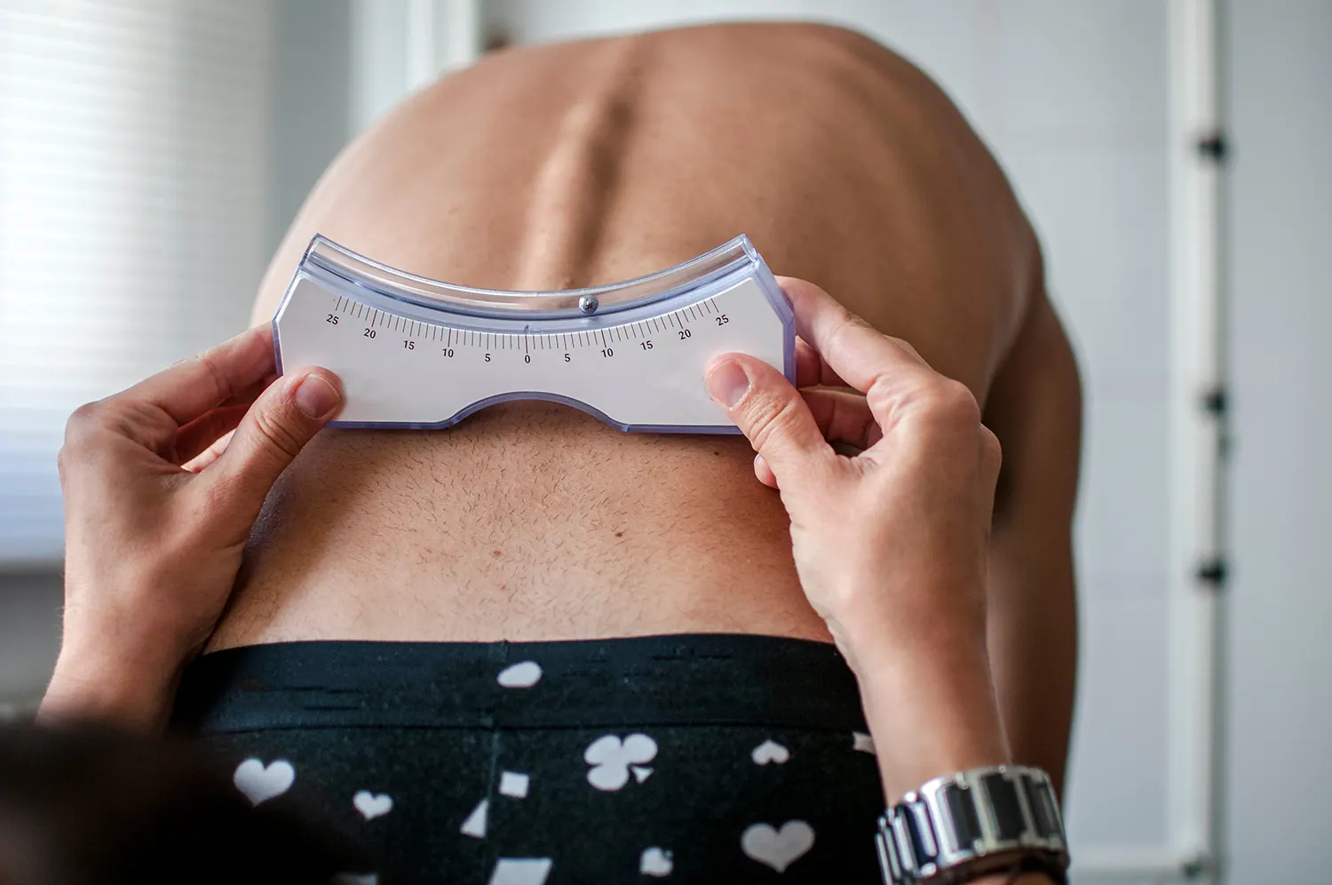 a chiropractic check the back of the patient who has scoliosis