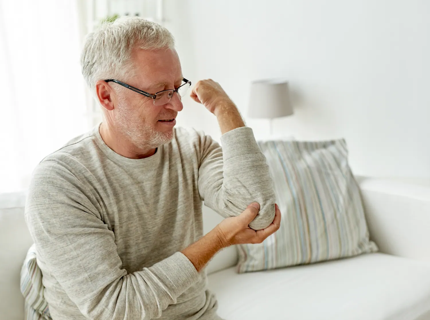 old man having a elbow pain