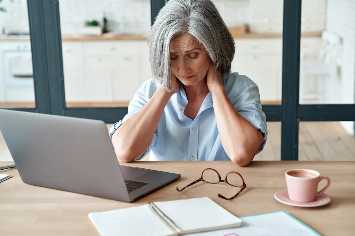 old woman having a neck pain treatment