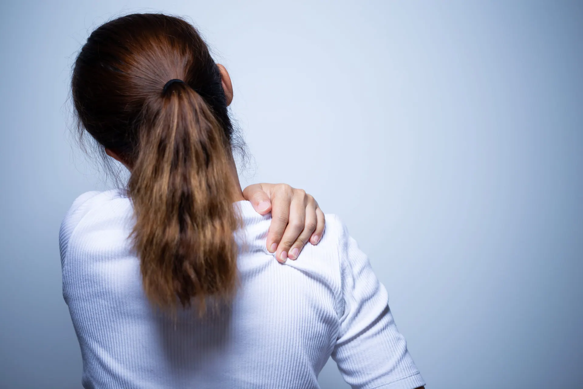 a woman suffering from shoulder pain