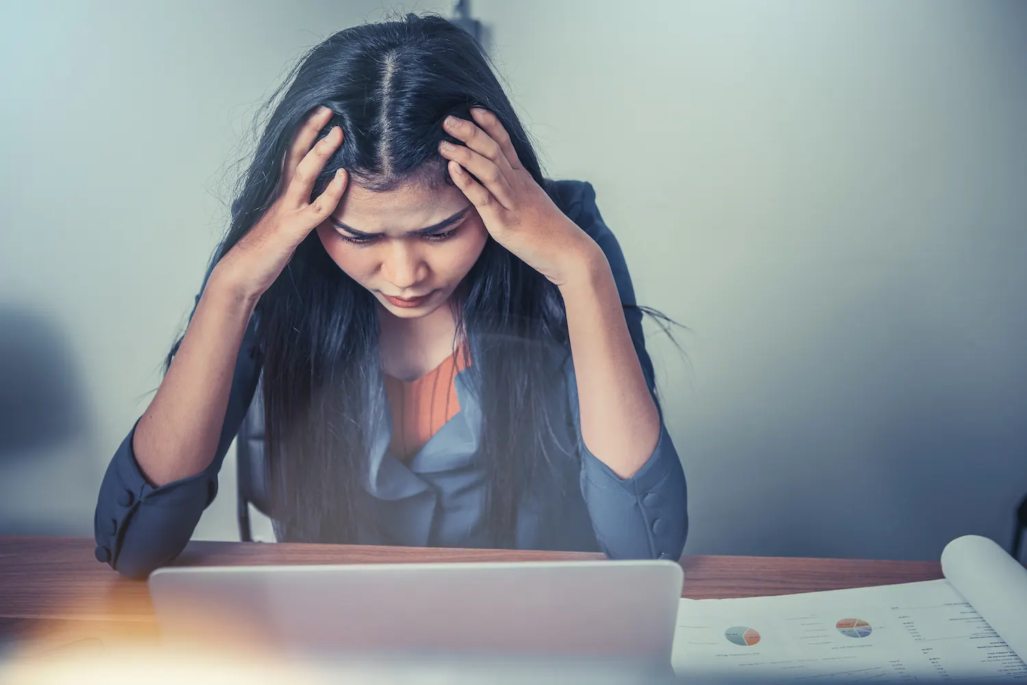 young woman experienced severe migraine