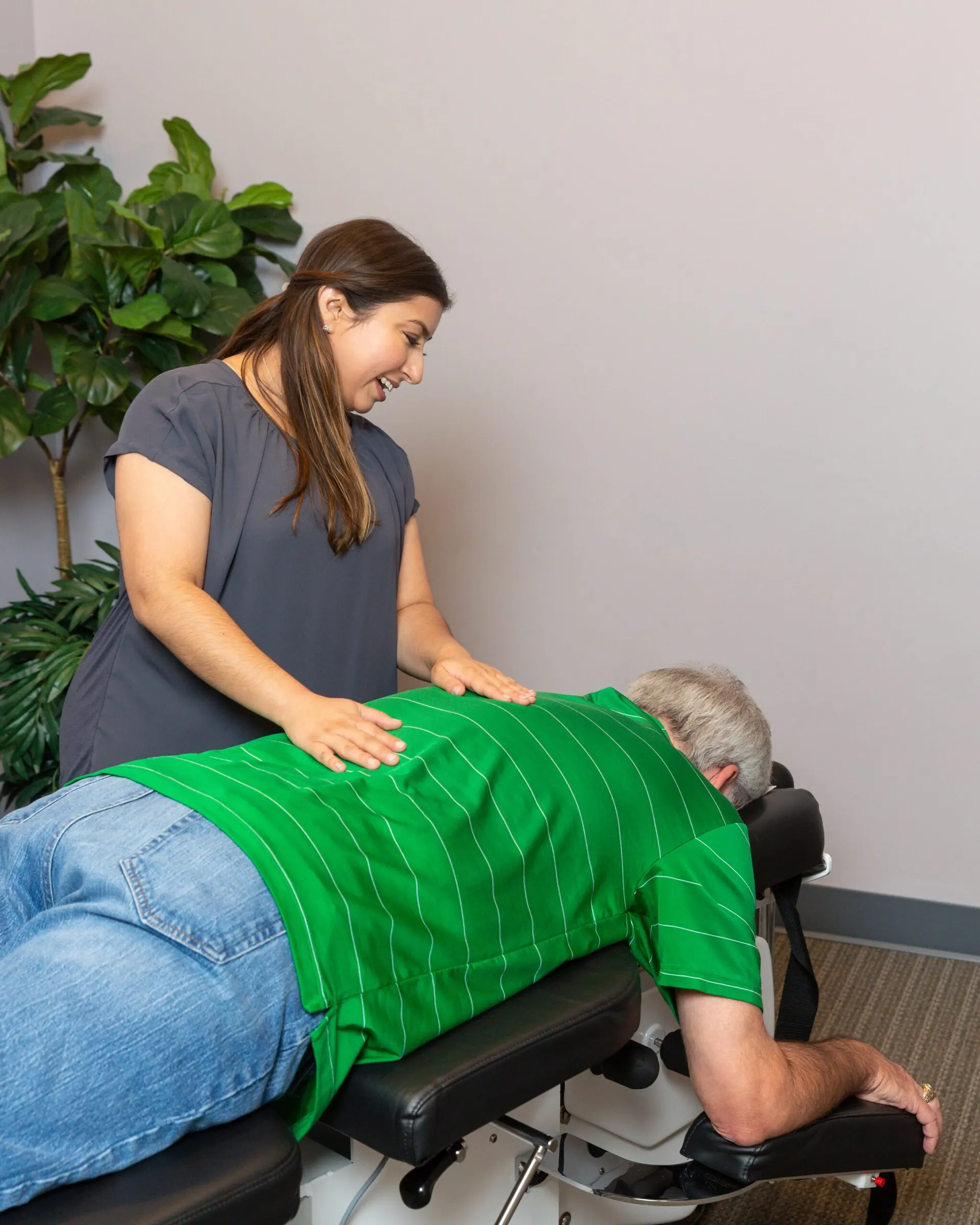 Dr. Martha Manzanarez attend patient pain with cox technique